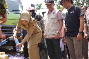 Pemkab Mojokerto salurkan air bersih ke wilayah terdampak kekeringan
