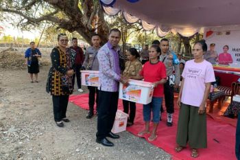 Kapolda Johni Asadoma serahkan bantuan sumur bor di Rote Ndao