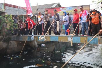 TNI AL dan Pemkot Bandarlampung gotong royong bersihkan Kali Kunyit