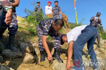 Lanal bersama Polri dan warga membersihkan kawasan Teluk Kendari