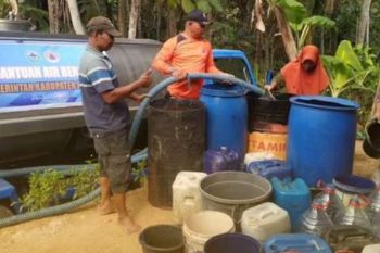 Pacitan salurkan bantuan  air bersih ke 13 desa terdampak kekeringan