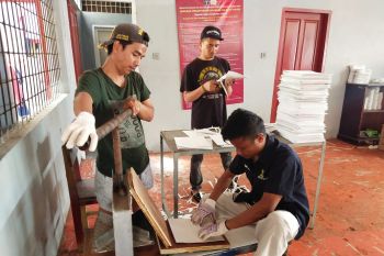 Warga Binaan Lapas Bukittinggi produksi ribuan sandal hotel setiap bulan