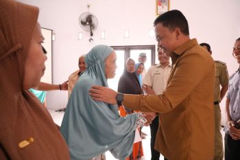 Bupati Bantaeng salurkan ratusan bantuan PKH-BPNT