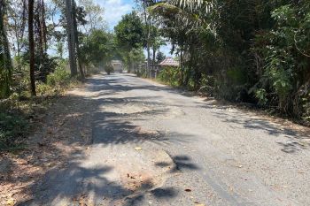 Jalan rusak di Desa Batu tulis tak kunjung diperbaiki