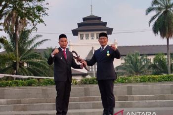 Ridwan Kamil serahkan kujang pusaka kePenjabat Gubernur Jabar Bey Machmudin