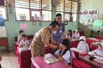 Cegah dampak karhutla, Pemkot Palangka Raya bagikan masker pada pelajar