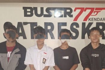 Polresta Kendari tangkap empat pelajar bawa celurit dan busur