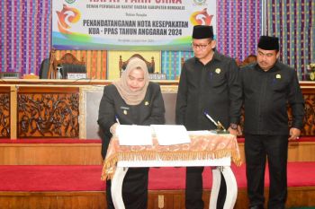 Dua pimpinan tak hadir, Bupati Bengkalis tandatangani KUA-PPAS bersama DPRD