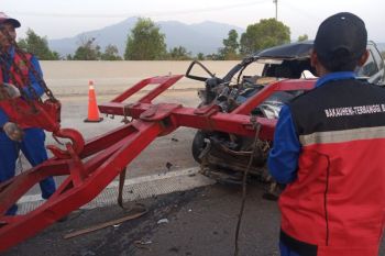 Satu tewas dalam kecelakaan mobil Sekretariat DPRD Pesisir Barat di Tol Bakter