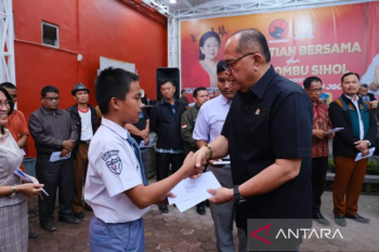 Ratusan pelajar peroleh beasiswa agar tak putus sekolah