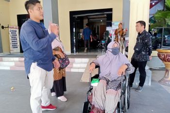 Baznas Kota Mataram menyerahkan bantuan kursi roda dan mesin jahit