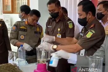 Kejari Sukabumi memusnahkan barang bukti berbagai kasus kriminal