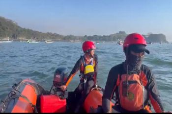 Dua meninggal dan lima hilang dalam tenggelamnya kapal nelayan di Banyuwangi