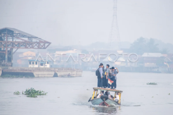 Berangkat sekolah melewati kawasan yang diselimuti kabut asap