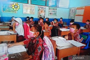 Sekolah di Palembang bagikan masker lindungi siswa dari  asap karhutla