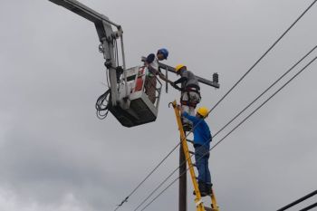 PLN melakukan pemeliharaan kelistrikan di Sulbagsel