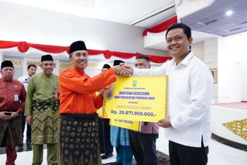 Pemprov Riau salurkan dana beasiswa perguruan tinggi Rp44,6 miliar