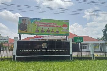 Kejari Pasbar tuntut tersangka perjalanan dinas DPRD 1,5 tahun penjara