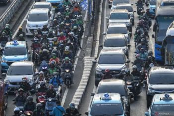Legislator minta Pemprov DKI perbaiki transportasi umum
