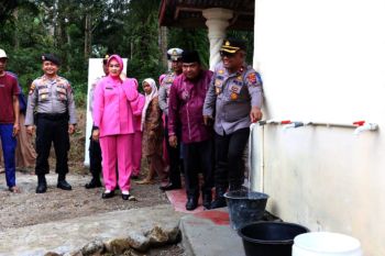 Polres Agam renovasi-pasang saluran air bersih di Mushalla Ishaniah Silayang