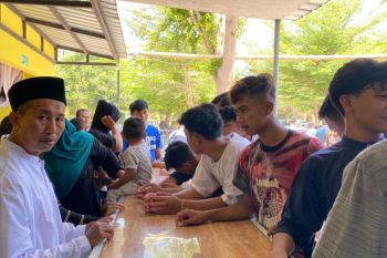 Takmir Masjid Nurul Wathan bagikan nasi gratis