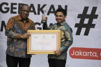 Bagi 10 juta bendera Merah Putih, Kota Tangerang dapat penghargaan Kemendagri