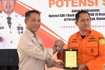 Pemkot dan Basarnas Kendari berikan penghargaan kepada nelayan