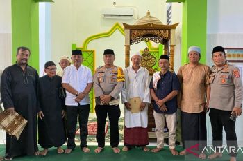 Polresta Kendari Safari Jumat dan berikan pelayanan kesehatan warga