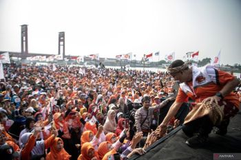 Anies Baswedan ikuti senam sehat  bersama PKS di Palembang