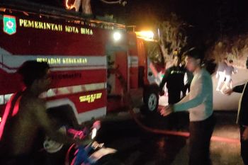 Aparat gabungan kota Bima memadamkan kebakaran lahan pegunungan Kumbe