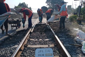 KAI Daop 7 lakukan perawatan sejumlah jalur di pelintasan sebidang