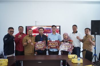 Pemkab serahkan hadiah pemenang sayembara nama stadion baru Kediri