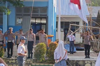 Polisi berikan arahan di SMAN 1 Kolaka dalam rangka Polri Masuk Sekolah