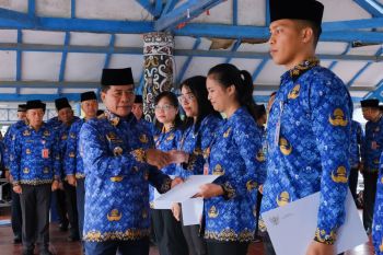 Pimpin Apel, Gubernur Zainal  sekaligus serahkan SK PPPK dan kukuhkan pejabat fungsional