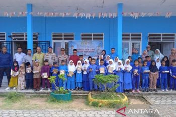 Polres Bintan salurkan sejumlah paket bantuan alat tulis siswa SD