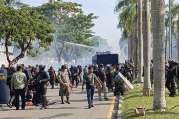Petugas pukul mundur massa pengunjuk rasa di depan Kantor BP Batam