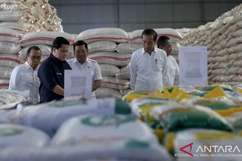 Pemerintah menyalurkan bantuan beras untuk kendalikan inflasi