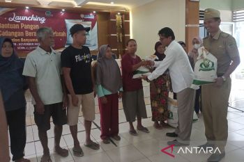 Pemkab Banyumas-Bulog salurkan bantuan pangan untuk kendalikan  inflasi