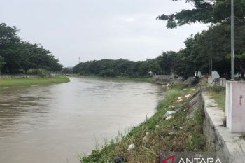 Pinggiran sungai Kota Palu dipenuhi oleh sampah