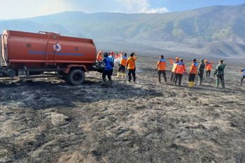 Petugas lakukan pendinginan kebakaran lahan di Gunung Bromo