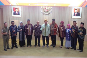 Pj Wali Kota Kendari meluncurkan tujuh aplikasi digital OPD