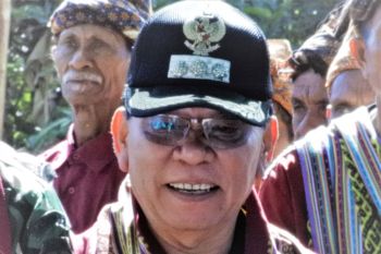 Bupati Kupang serahkan bantuan alar penangkap ikan
