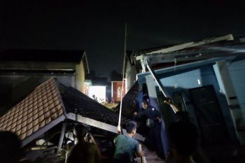 Empat orang selamat usai tertimpa rumah roboh di Sungai Lulut