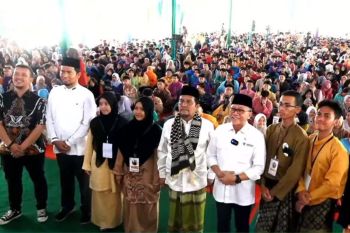 Zulhas serahkan bantuan beasiswa Rp300 juta untuk mahasiwa Umri