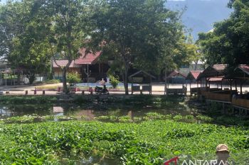 Warga gotong royong bersihkan kolam Tanggul Nosarara