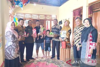 Dinas Pangan Kota Solok serahkan bantuan ke anak berisiko stunting