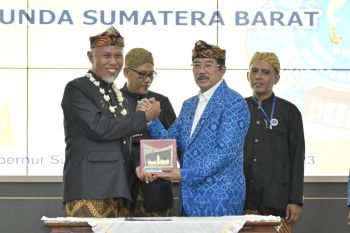 Gubernur Sumbar dianugerahi gelar kehormatan "Abah Rakean"