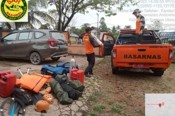 Basarnas Kendari mencari seorang wisatawan yang tenggelam di Pantai Taipa