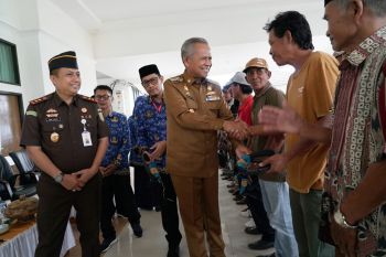 Bupati Luwu bagikan traktor tangan kepada kelompok tani