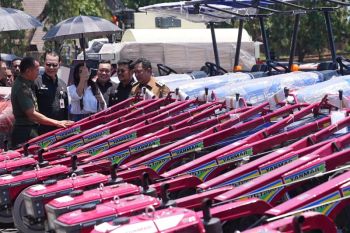 Mentan memberikan bantuan alat pertanian ke Pemprov Sulsel